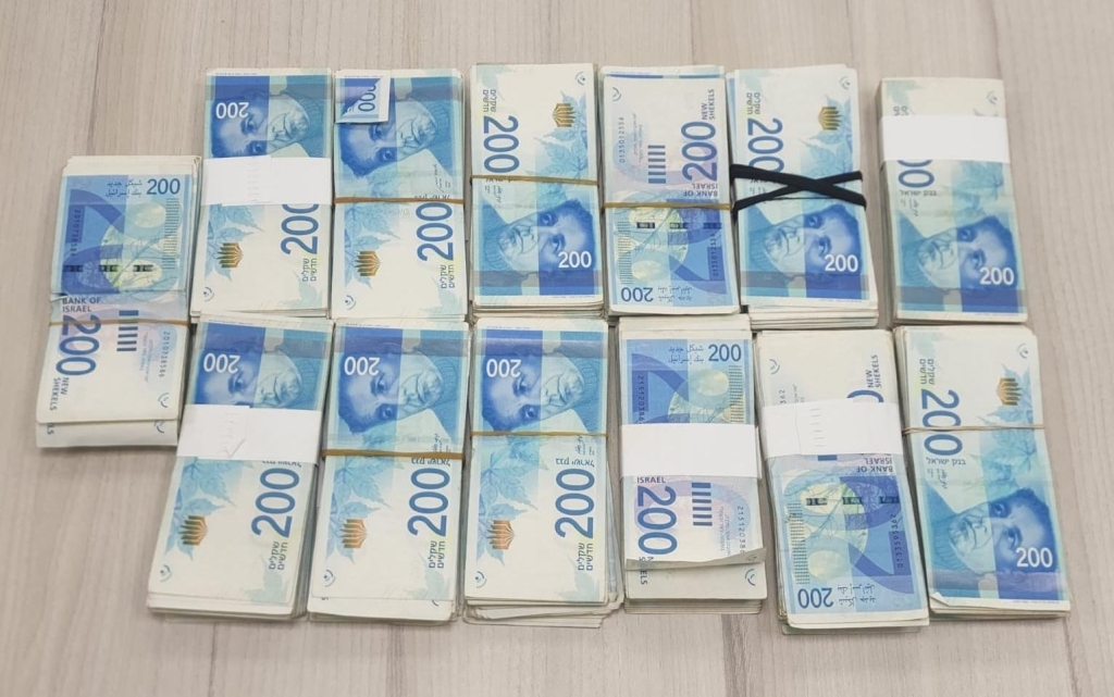 הכסף והנשק שנתפסו בדיר חנא