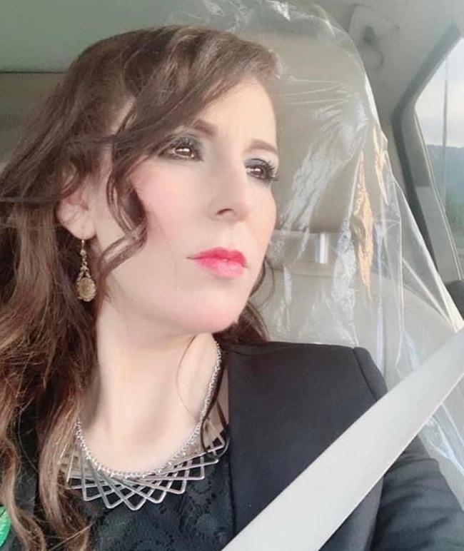  أبكي وتسألُني تُرى تشكينَ مِن ماذا؟