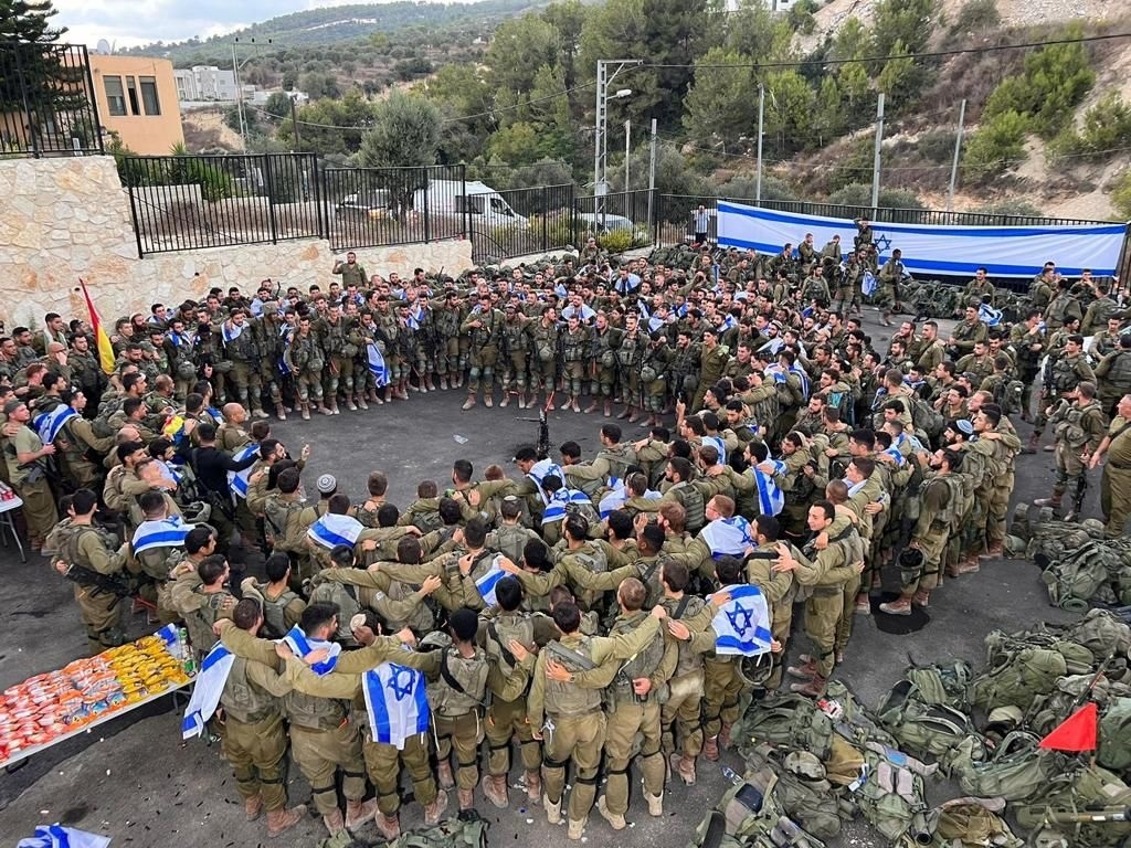 לוחמי הנח"ל בחצר של משפחת עבוד בכרמל