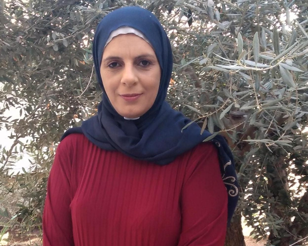 سيبقى الزهر مجروحا على الأرض ينزفُ ألوانه