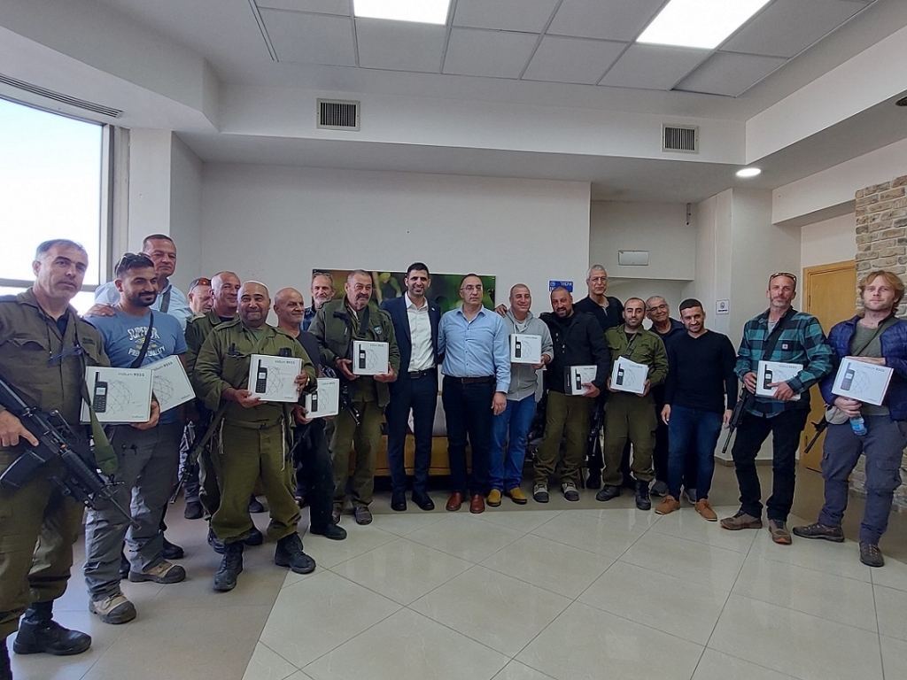 מכשירי טלפון לווייני לרשויות מקומיות בקו העימות