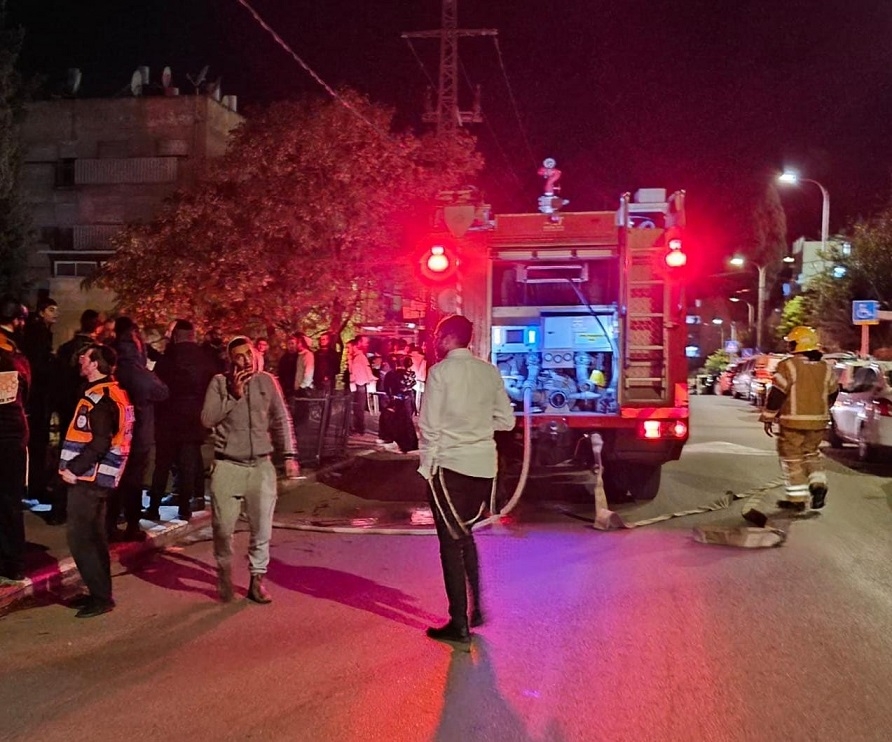 לוחמי האש חילצו תינוק במצב קשה מבית בוער