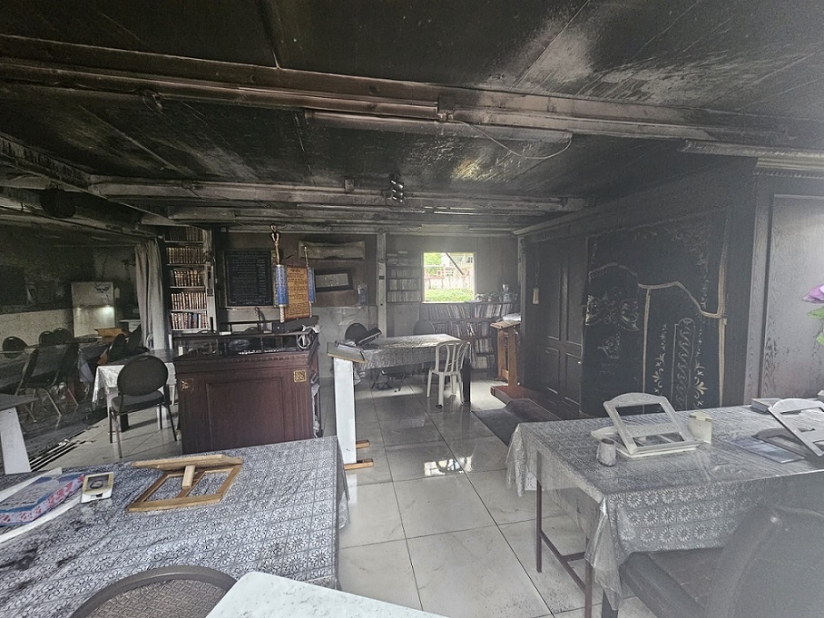 סוללת קלנועית שהוטענה גרמה לשריפה במבנה