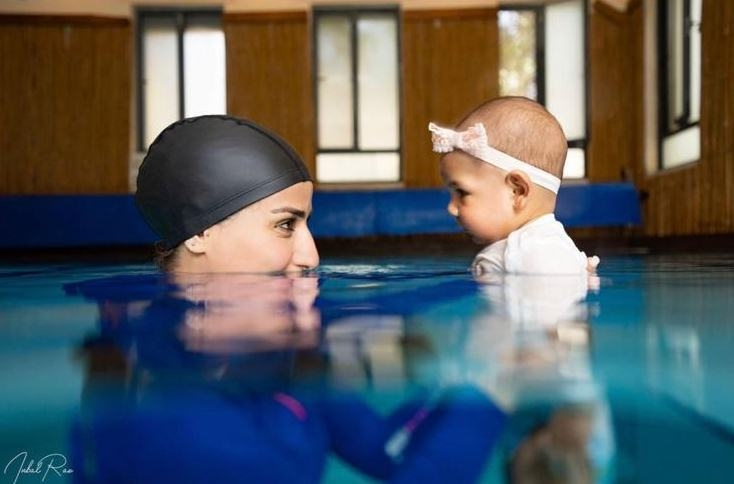 הדיל מטפלת בפיזיותרפיה והידרותרפיה