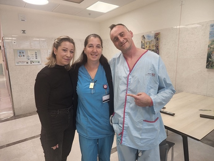 אחות הצילה את חייו של גבר שהתמוטט בחוף הים