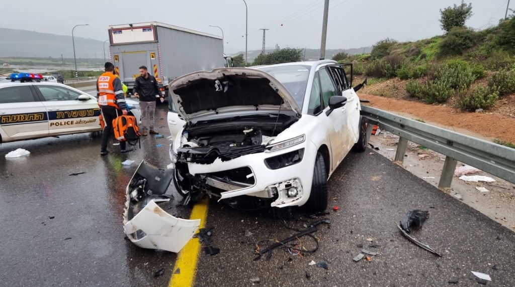 לוחם אש נפצע קשה בפעולות בתאונת דרכים