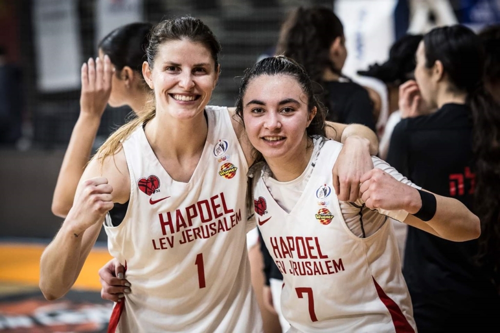 נור כיוף דוהרת עם קבוצתה לגמר גביע המדינה