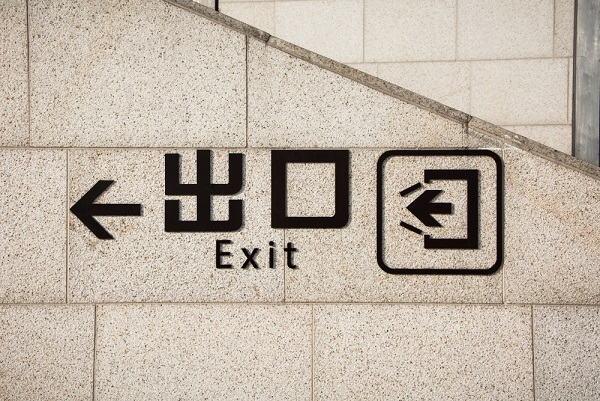 ניווט במקום העבודה: שלטים חיוניים למשרדים