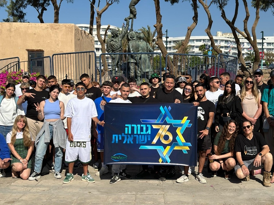 דגל העצמאות ה-76 הונף ליד דגל הדיו באילת