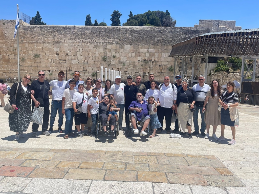 לגעת באבני הכותל