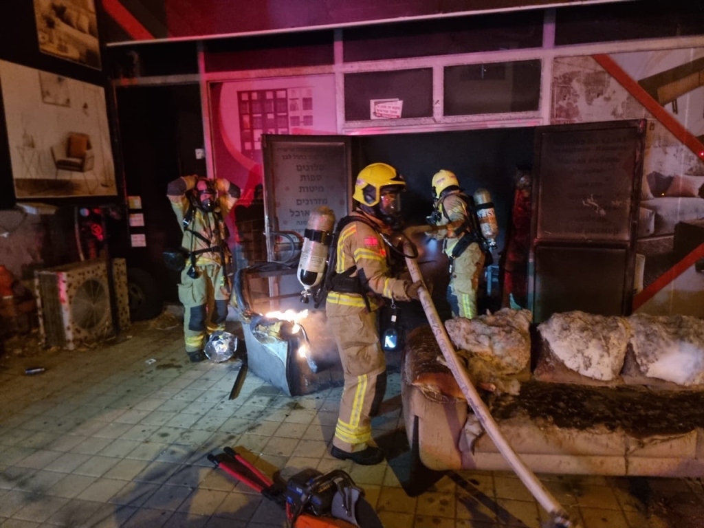  שריפה בחנות רהיטים בחיפה