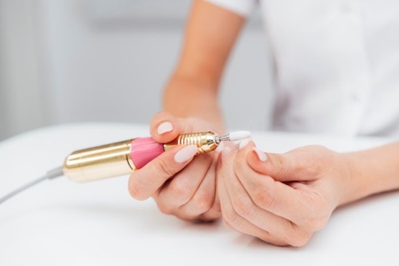 מכשור למניקוריסטית: מה צריך כדי לעבוד מקצועי ונוח?