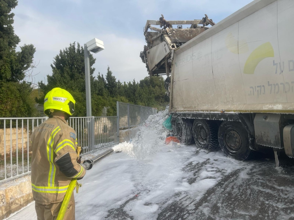 כיבו אשפה שבערה בתוך משאית