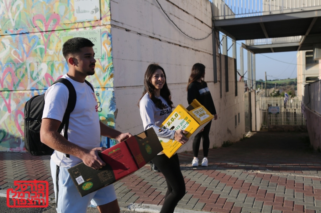 הצעירים נותנים יד