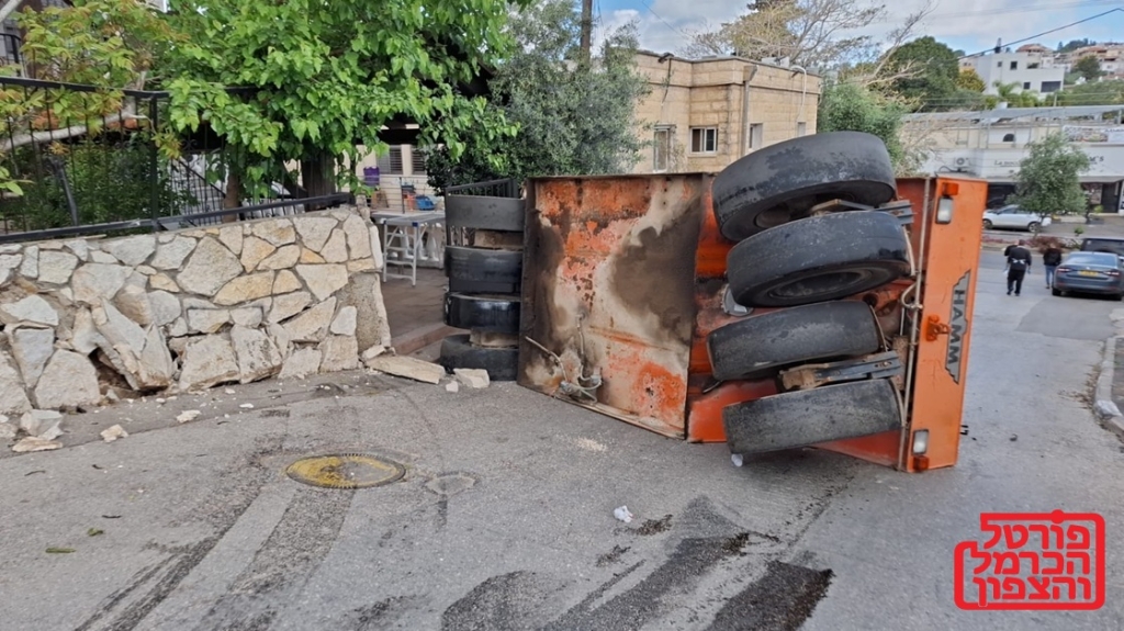 כלי הנדסי התהפך בדליה