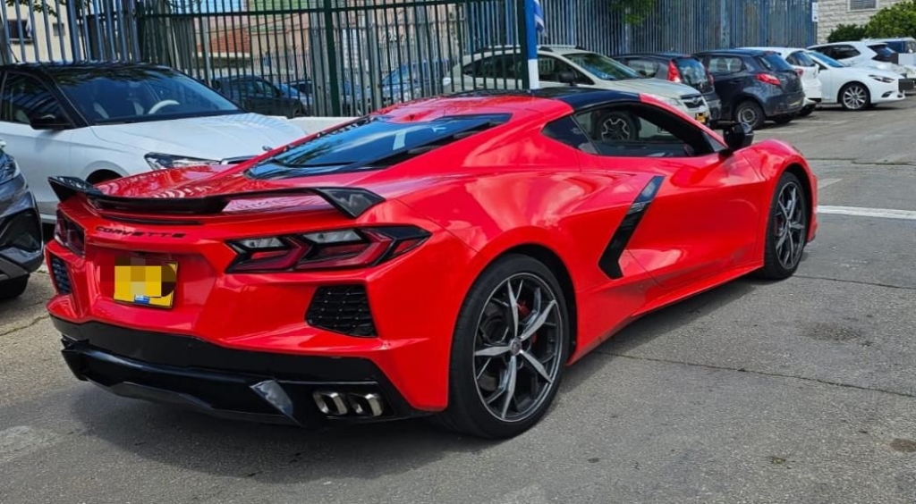 רכב מפואר עם נהג ללא רישיון