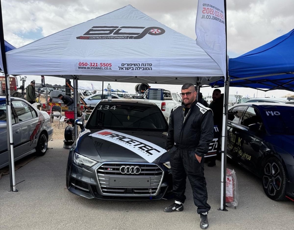 רכב המרוצים של דליה ועוספיה במסלול המירוצים