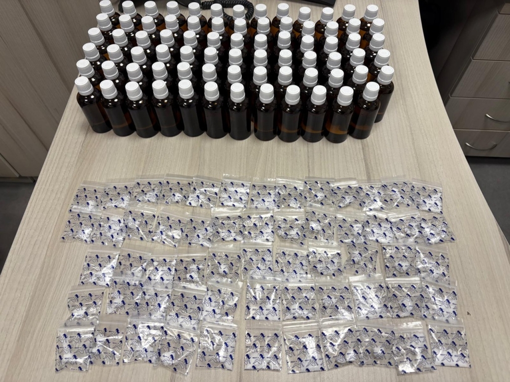 מונית נתפסה עם סמים בקבוקי אונס ומנות קריסטל