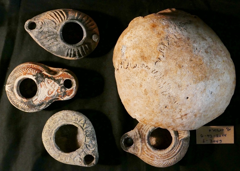 מה היה תפקידם של הנרות והגולגולות ממערת התאומים?