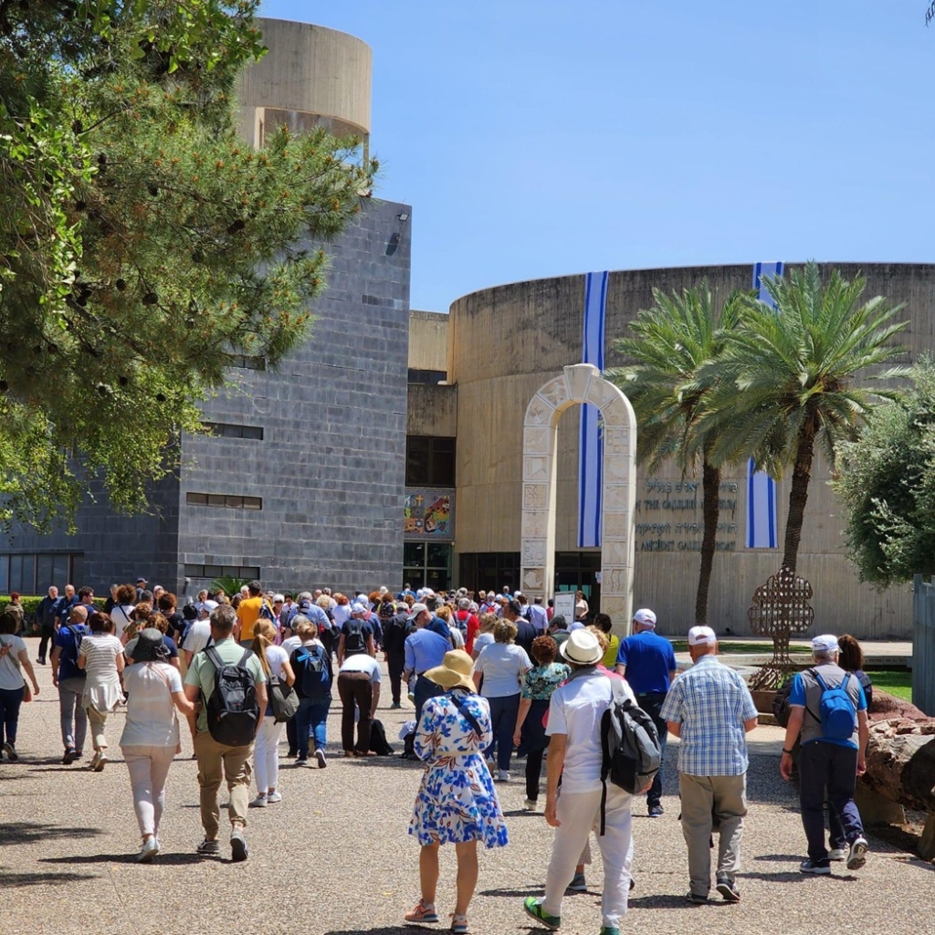 עצמאות על שפת הכנרת בבית יגאל אלון