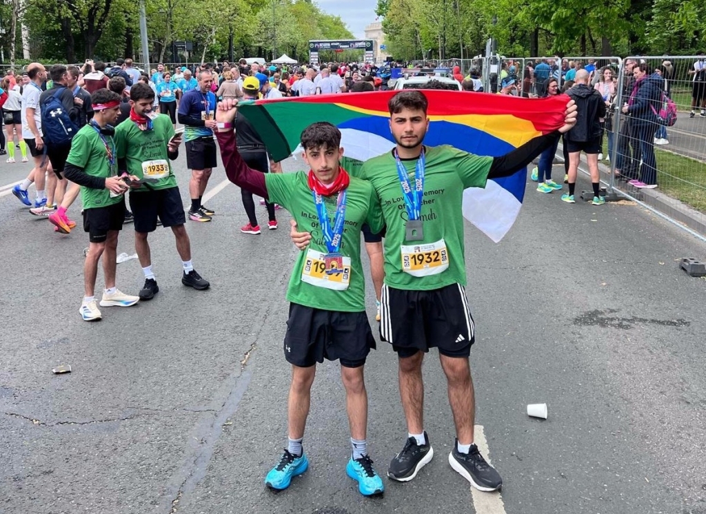 צעירי חורפיש רצים עם דגל ישראל במרתון בוקרשט