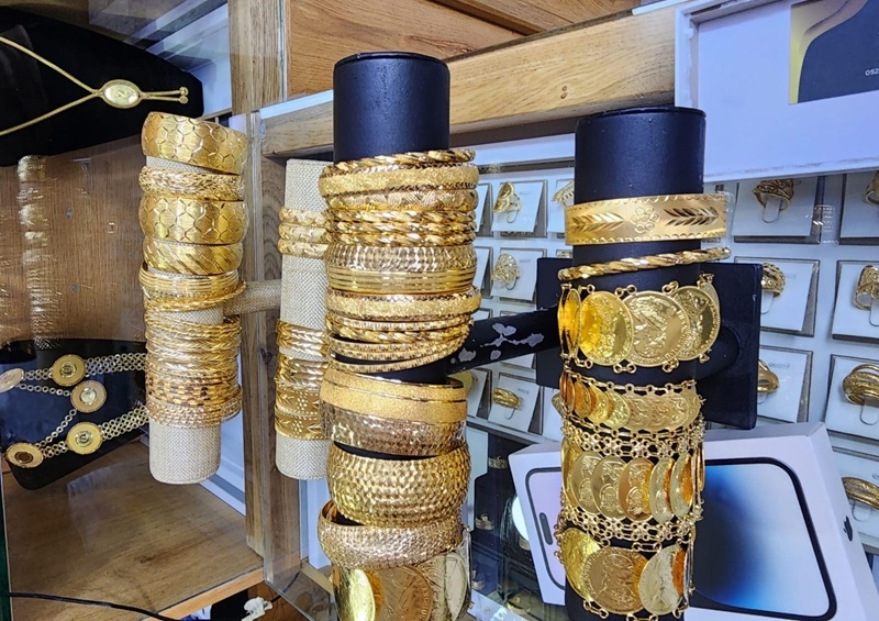 עוקלו כסף זהב ורכבי יוקרה