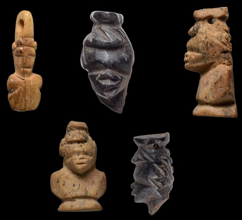 מה עשו ראשים אפריקאים מגולפים במדבר?