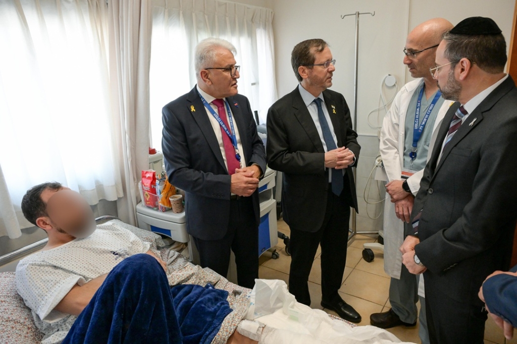 הנשיא הרצוג ביקר את הפצועים הסורים בבית החולים זיו