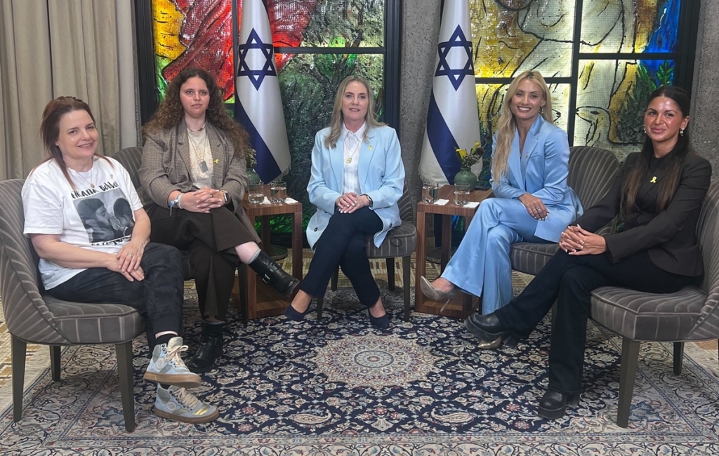 אמילי דמארי רומי גונן ורז בן עמי עם מונטנה טאקר