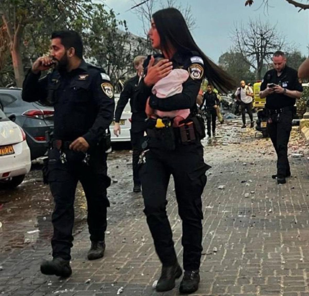 חילוץ תינוקת מבין ההריסות