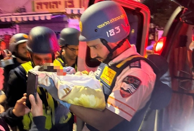תינוק בן 4 ימים חולץ מבניין שנפגע מטיל איראני