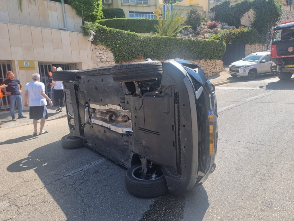  הרכב התהפך על צידו, לוחמי האש חילצו פצועה קל