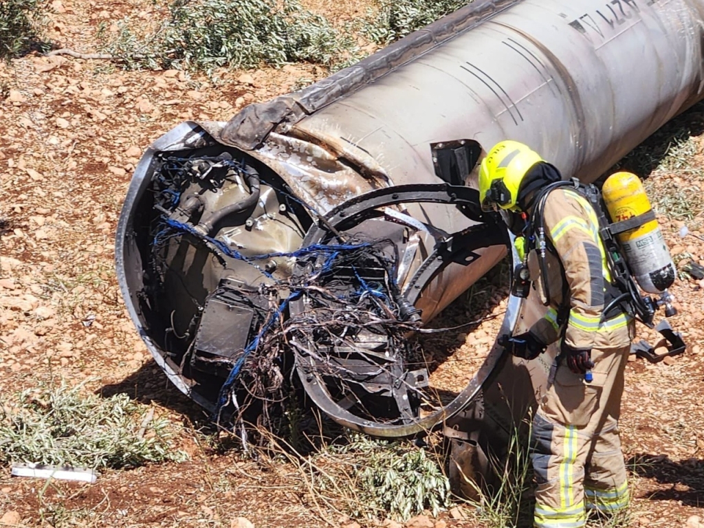 שבר טיל בליסטי שאותר במטע זיתים בגליל