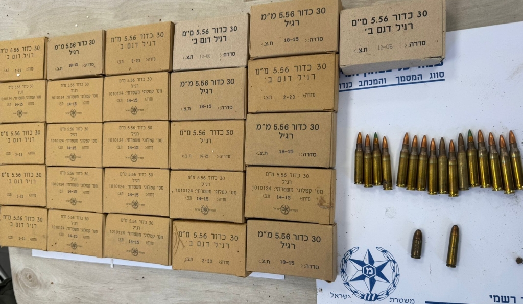 מצבור אמל"ח מוסלק באדמה מסביב למבנה