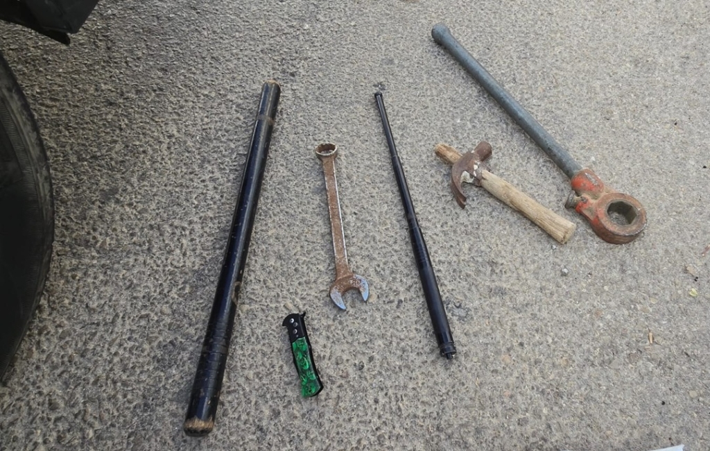 הגיע למגרש מצויד בכלי תקיפה