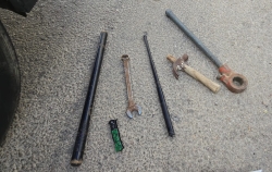 הגיע למגרש מצויד בכלי תקיפה