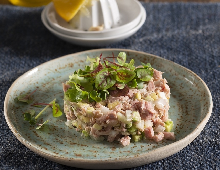 "טרטר טונה עם אבוקדו ושומר"