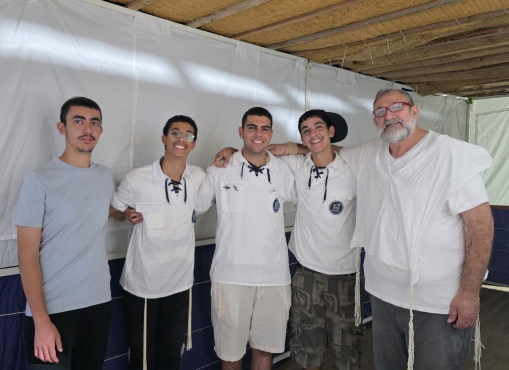 בונים סוכות למשפחות מילואימניקים