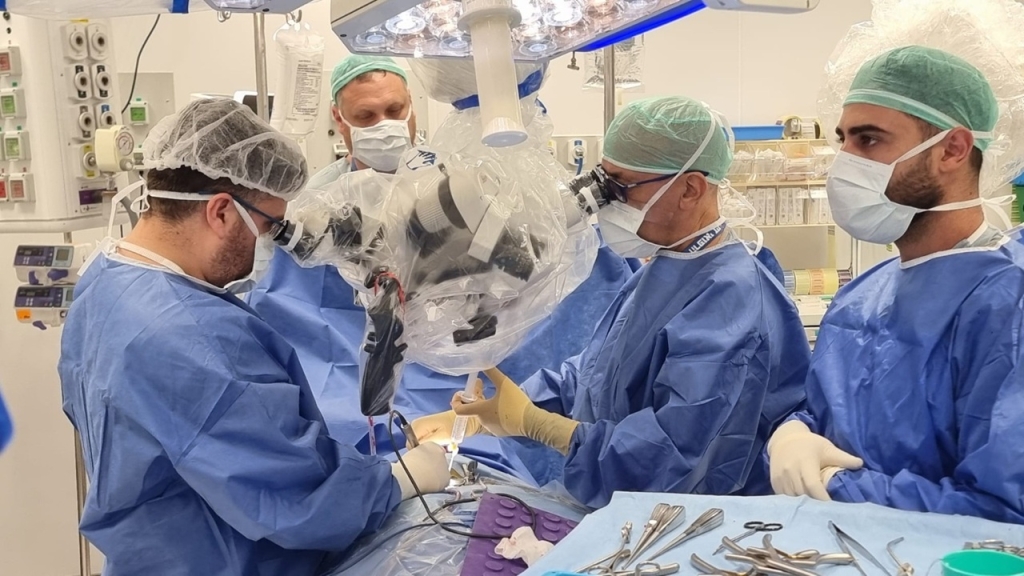 פרופ' ז'אן סוסטיאל ניתוח נוירוכירורגי