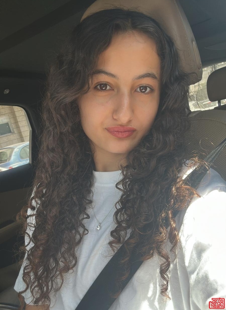 נור עלו צעירה עם שאיפות