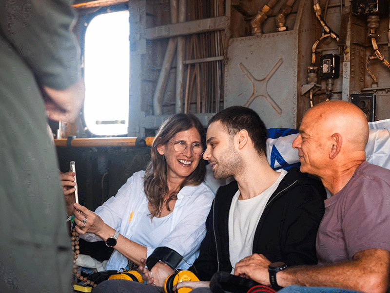 תמונות של אלון אהל עם משפחתו