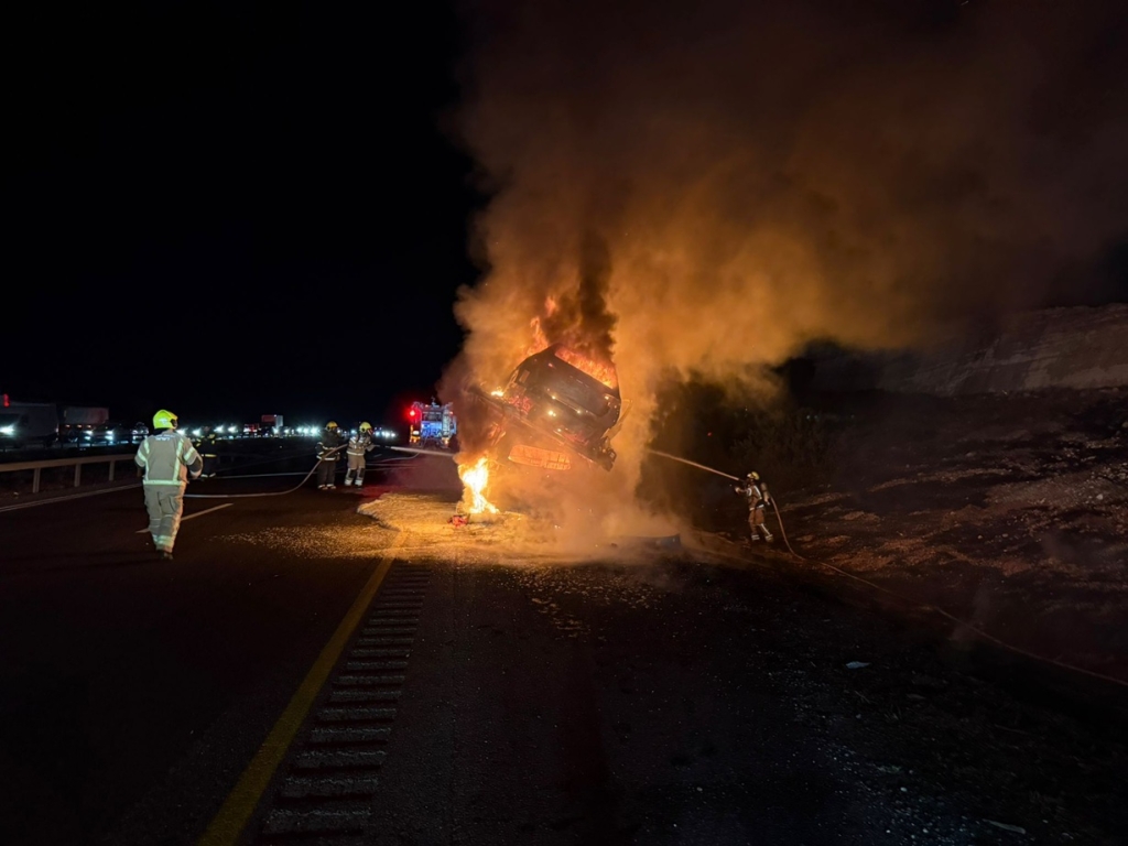 שריפת משאית המובילה רכבים