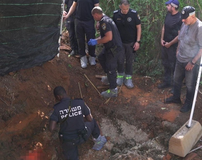 קברה את אמה בחצר הבית כדי להמשיך לקבל קצבאות