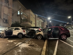 כיבו ארבעה כלי רכב שבערו בצמוד למבנה בחיפה