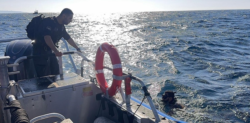 שוטרי השיטור הימי הצילו אנשים שנפלו מסירה שהתהפכה