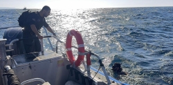 שוטרי השיטור הימי הצילו אנשים שנפלו מסירה שהתהפכה