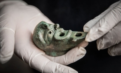 סיפורו של נר הברונזה הנדיר בדמות גבר מזוקן