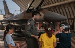 ילדי הצפון התארחו בבסיס רמת דוד נגעו במטוסים ופגשו את הטייסים