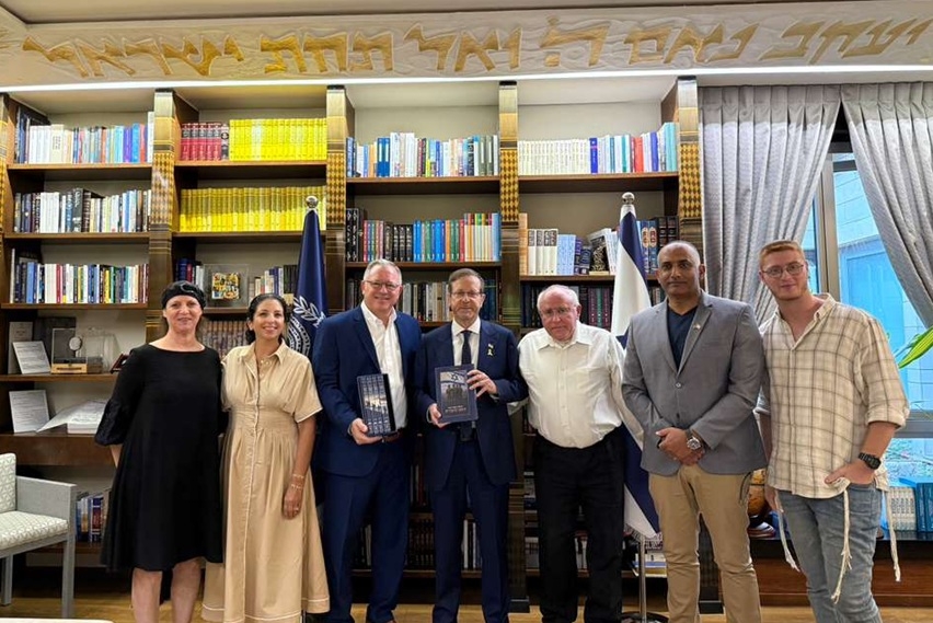 מפגש אצל הנשיא של עמותת מנציחים