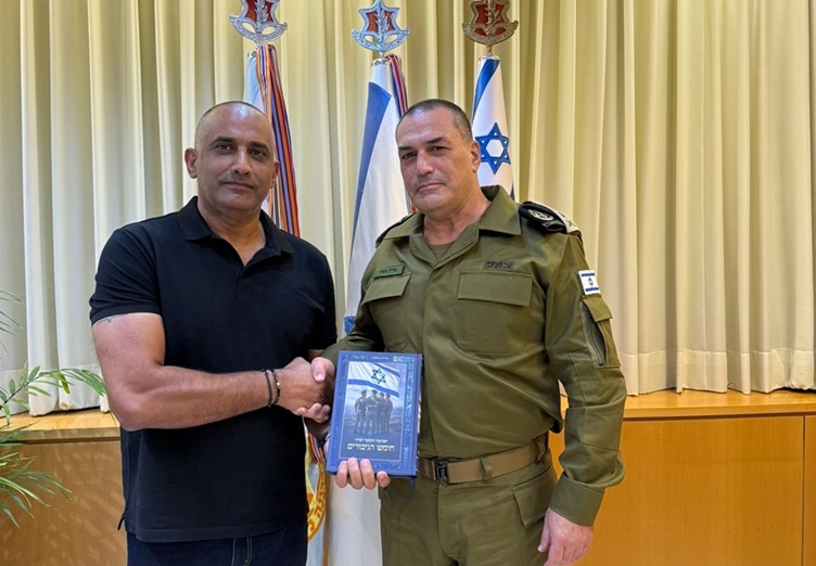 הרמטכ"ל קיבל את חומש הגיבורים מדדי שמחי
